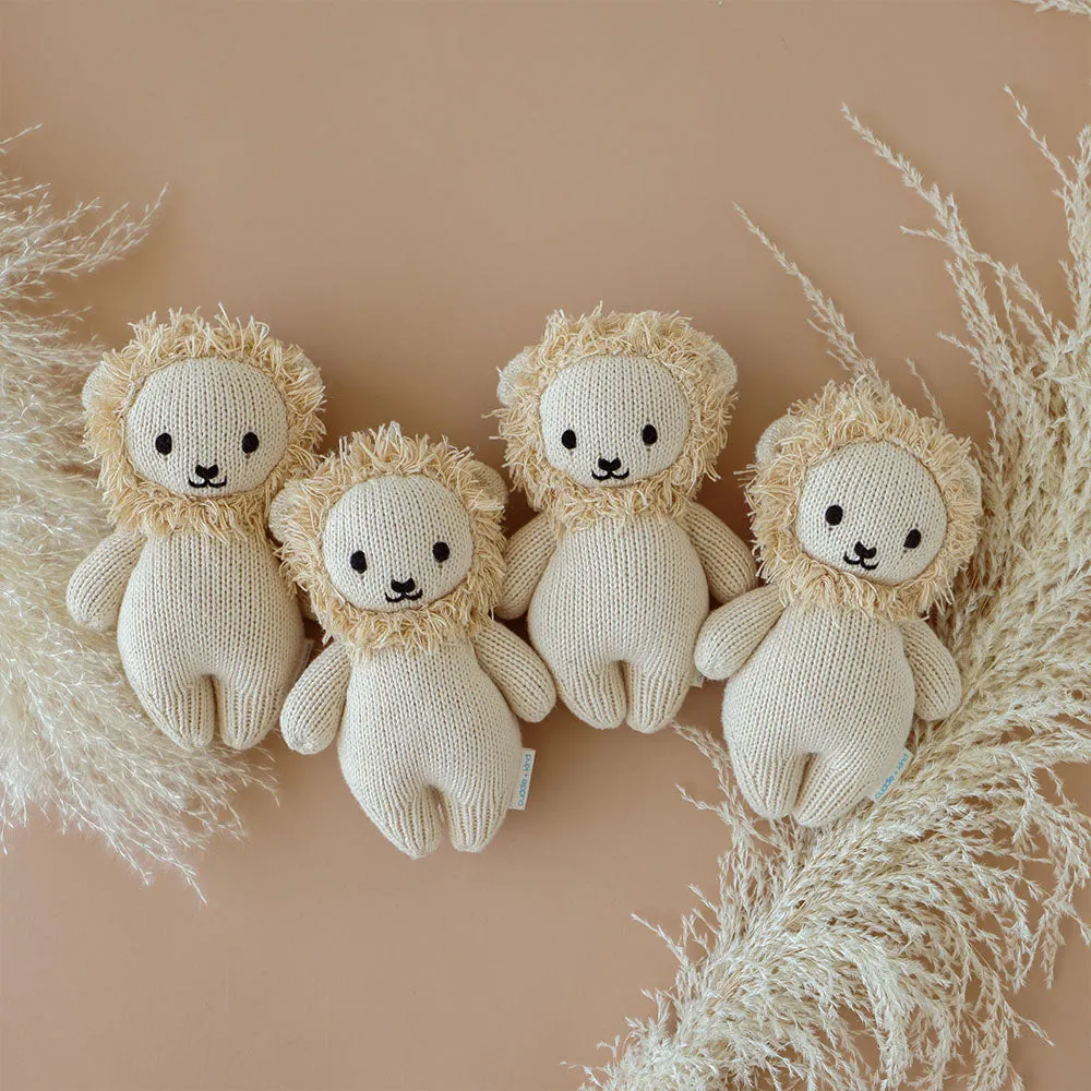 Cuddle   Kind - Baby lion