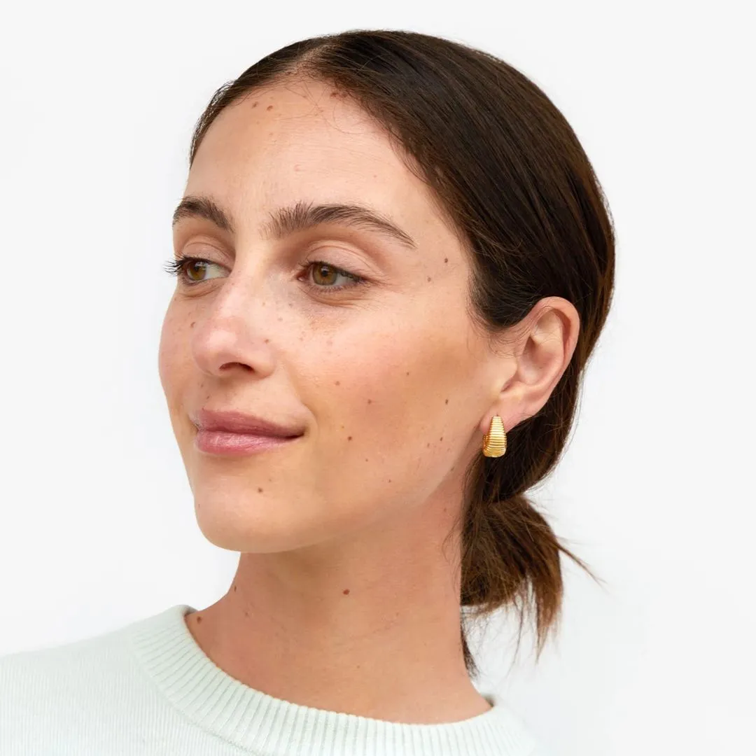 Ridge Huggie Earrings (Vintage Gold)